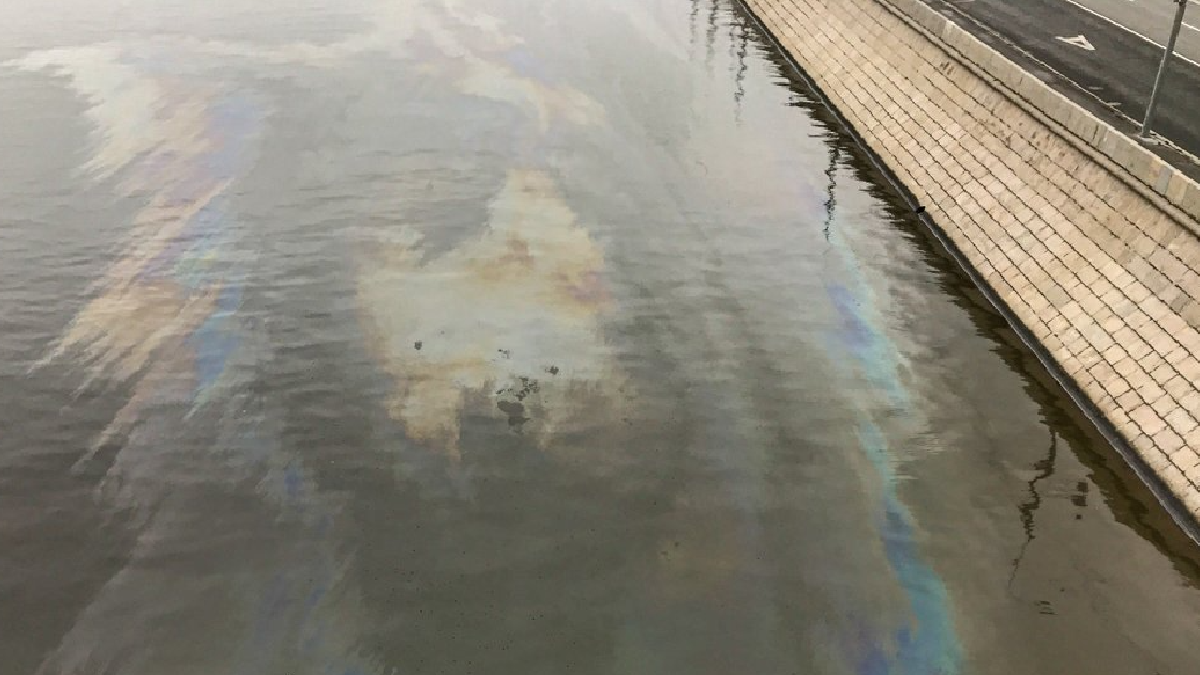 В море у Севастополя появилось большое нефтяное пятно из-за неосторожности оккупантов